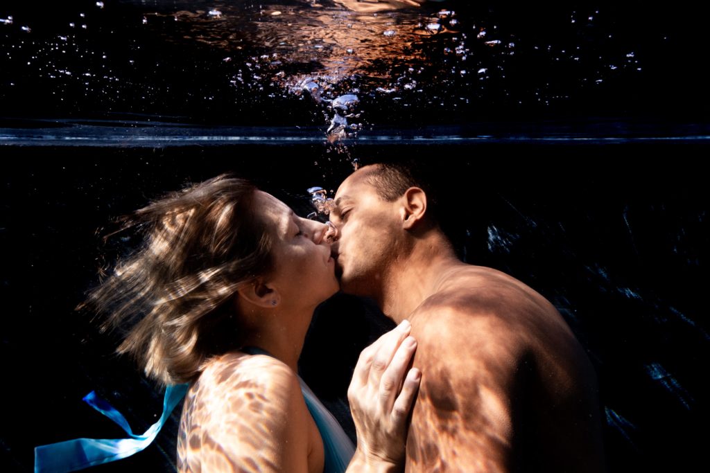 photo couple sous l'eau