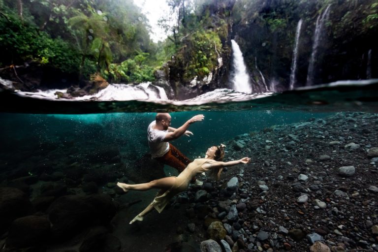 photoshoot couple sous l'eau