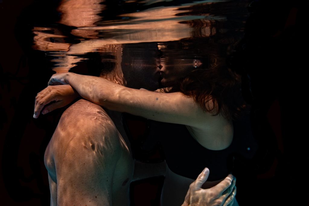 photographe couple sous l'eau