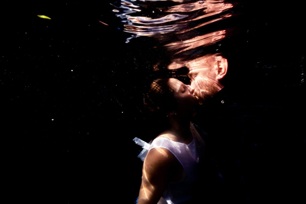 photo couple sous l'eau